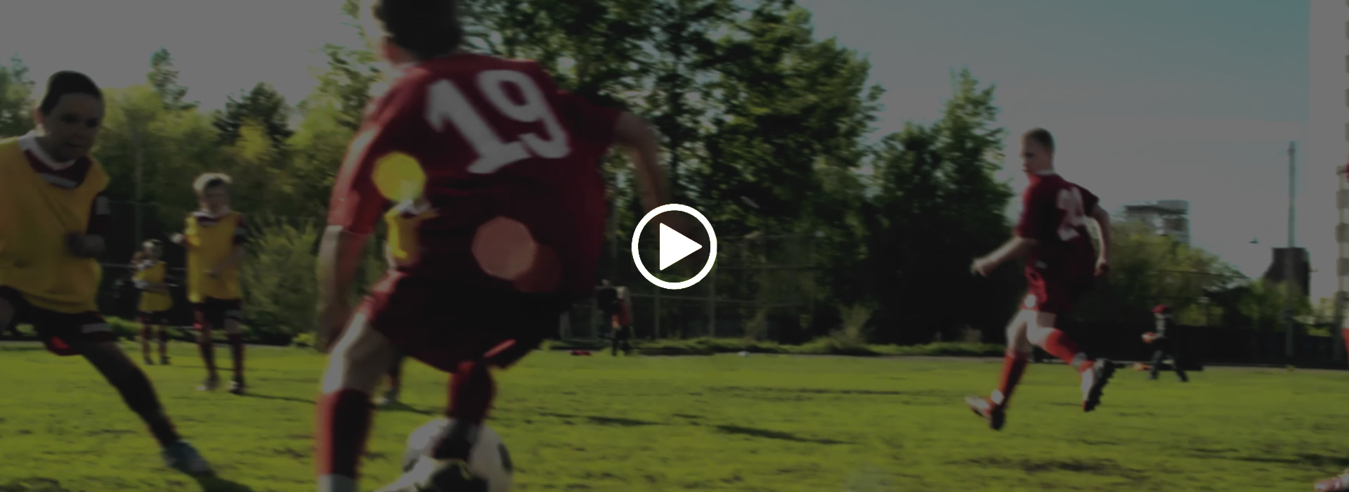 Jungs spielen Fußball miteinander.