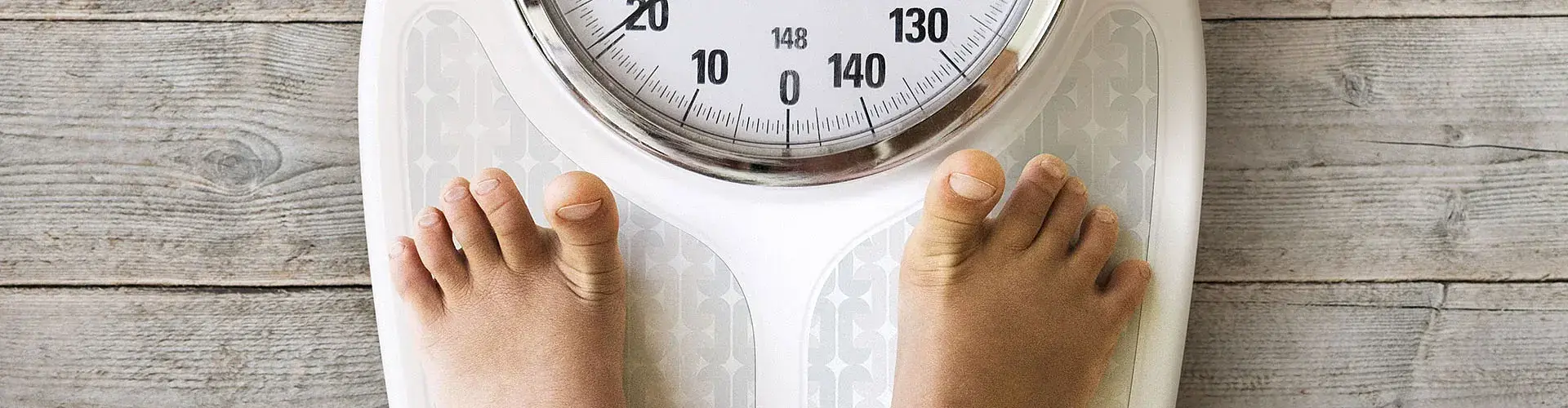 Stigmatisierung Kinderfüße auf einer Waage