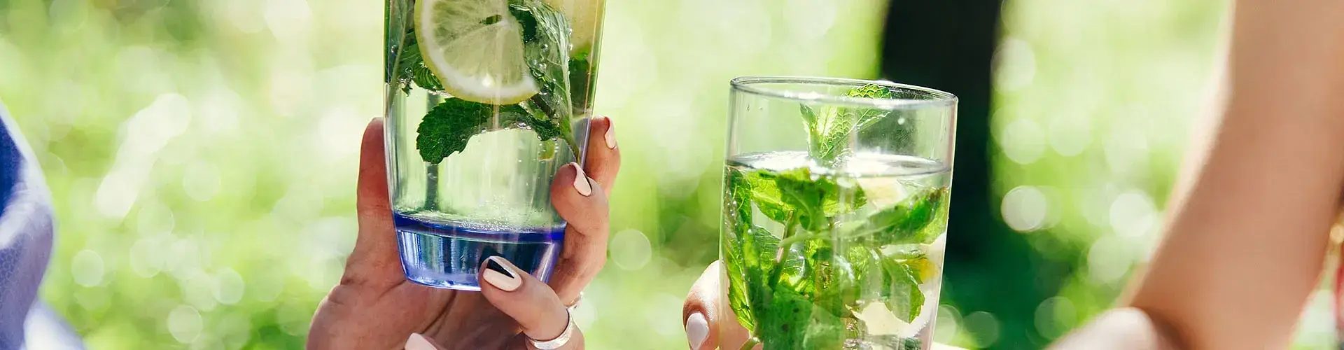 Qualitätskriterien Hände halten Gläser mit Wasser