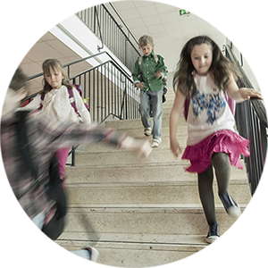 Kinder laufen eine Treppe hinunter