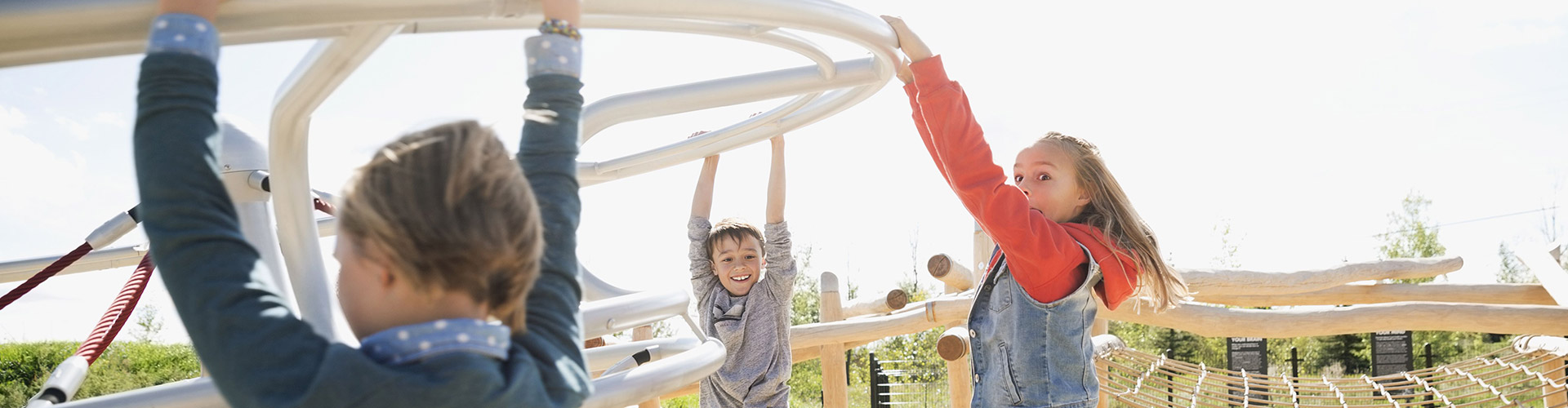 Kinder hängen an einem Karussell und haben Spaß