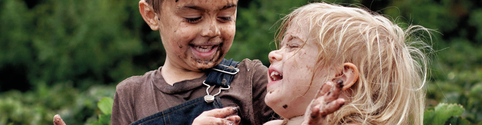 Kinder spielen im Dreck