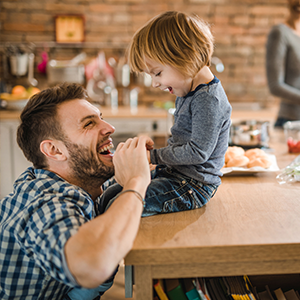 Vater und Sohn lachen