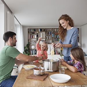 Familie beim gemeinsamen Essen