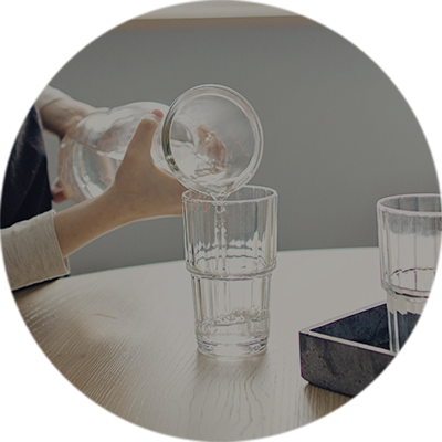 Wasser trinken Kind schenkt Wasser ein