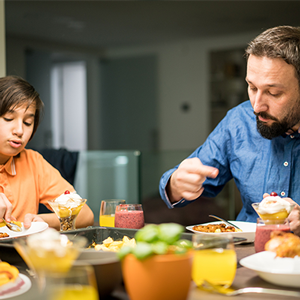 Vater und Sohn beim gemeinsamen Essen