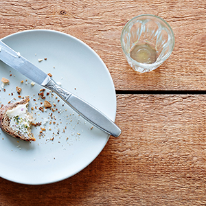 Teller mit einem fast aufgegessenem Brot