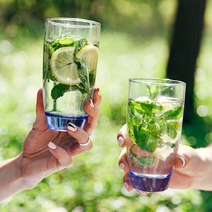 Hände halten Gläser mit Wasser