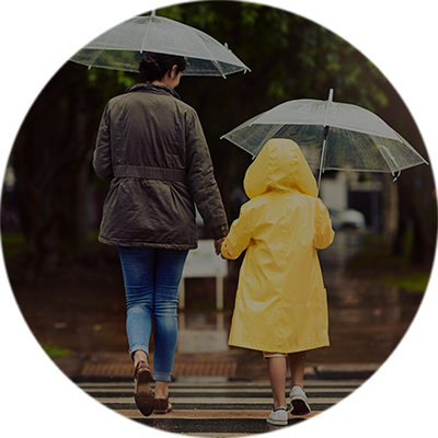 Mutter und Kind laufen im Regen