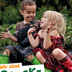 Kinder spielen im Dreck