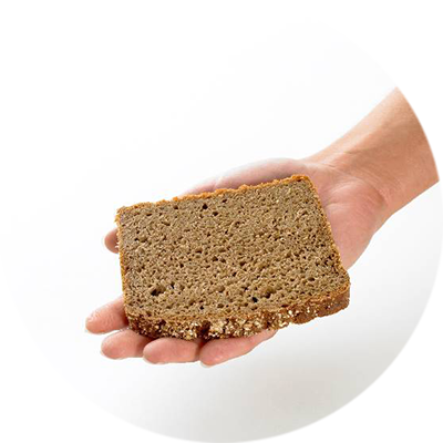 Eine Scheibe Brot in einer Hand