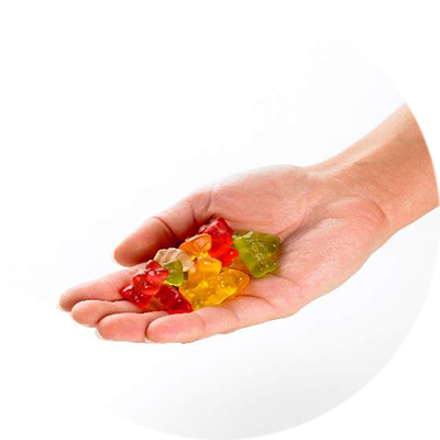 Süßigkeiten und Knabbereien müssen in einer Hand Platz haben. Gummibären in einer Hand