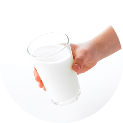 Ein Glas Milch passt in eine Hand. Ein Glas Milch