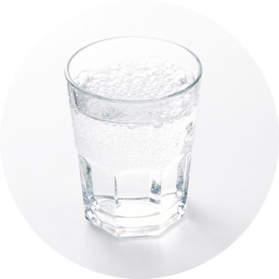 Ein Glas passt in eine Hand. Glas Mineralwasser