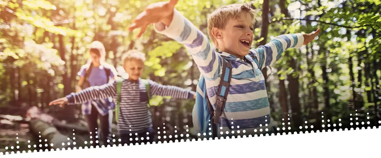 Geschwister spielen im Wald Geschwister spielen im Wald