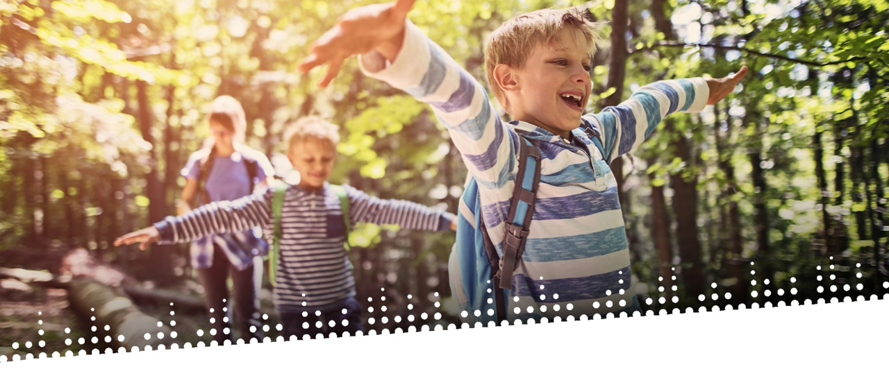 Geschwister spielen im Wald Geschwister spielen im Wald