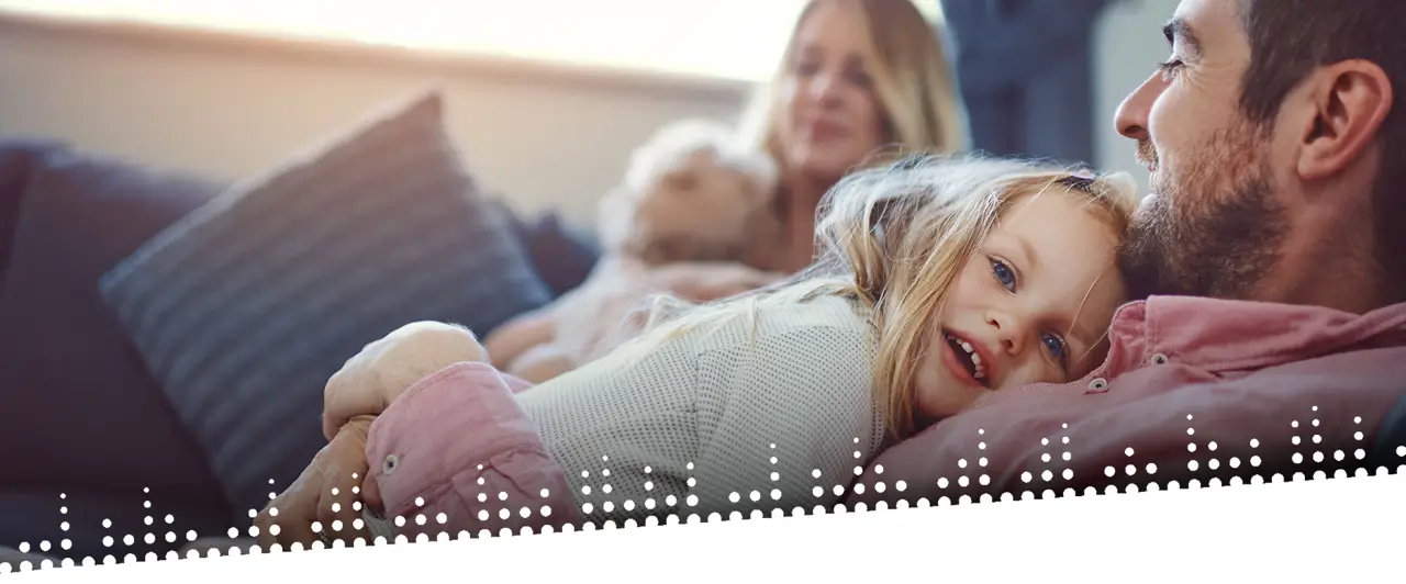 Vater kuschelt mit seiner Tochter auf der Couch Vater kuschelt mit seiner Tochter auf der Couch