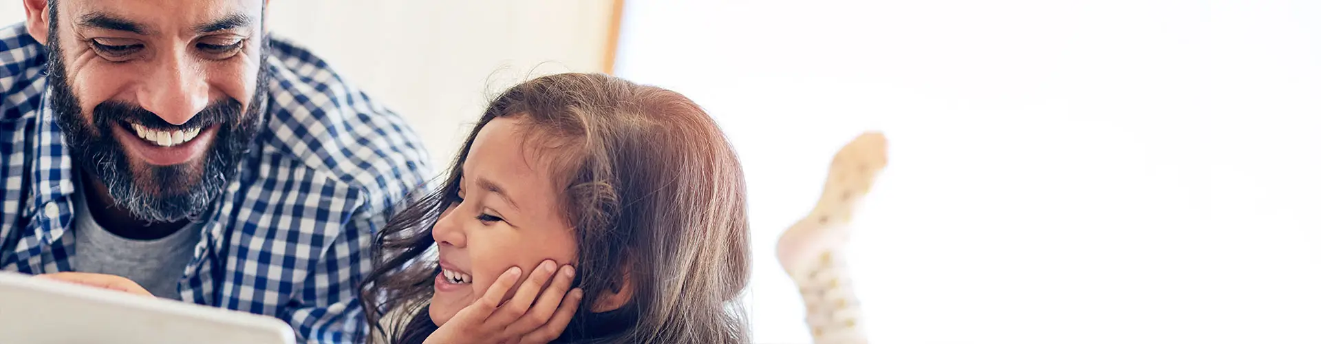 So geht es leichter - Empfehlungen Vater schaut mit seiner Tochter auf ein Tablet