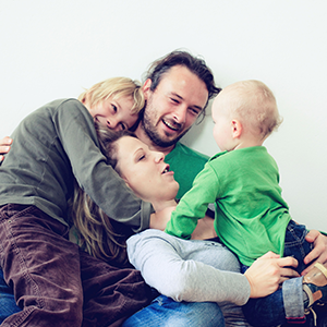 Ruhepausen zum Abschalten - eine Familie kuschelt Familie beim Kuscheln