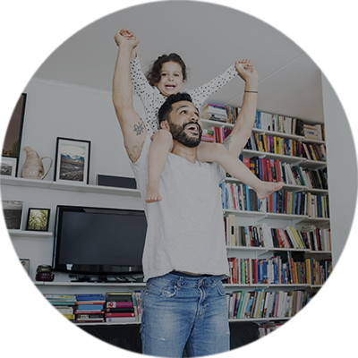 Keine Berieselung Vater mit Tochter auf seinen Schultern im Wohnzimmer mit Fernseher im Hintergrund