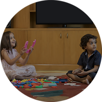 Vorbild sein Kinder spielen zusammen mit Bauklötze
