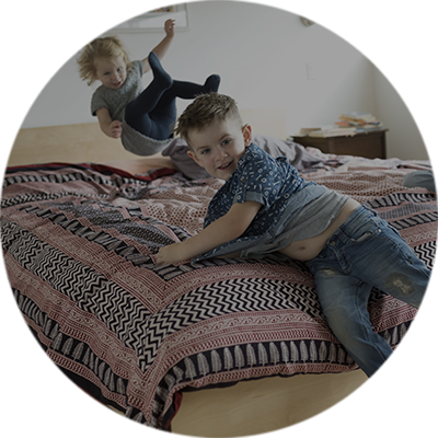 Bewegung fördern Kinder spielen auf dem Bett