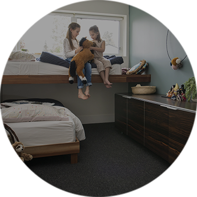 Medienfreie Räume Kinder sind zusammen im Zimmer und spielen