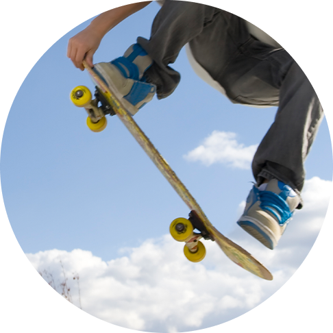 Kreativmover Nahaufnahme Junge auf Skateboard