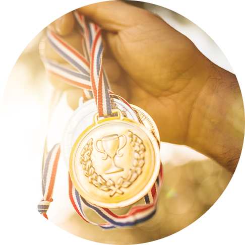 Challenge-Winner Medaille in einer Hand